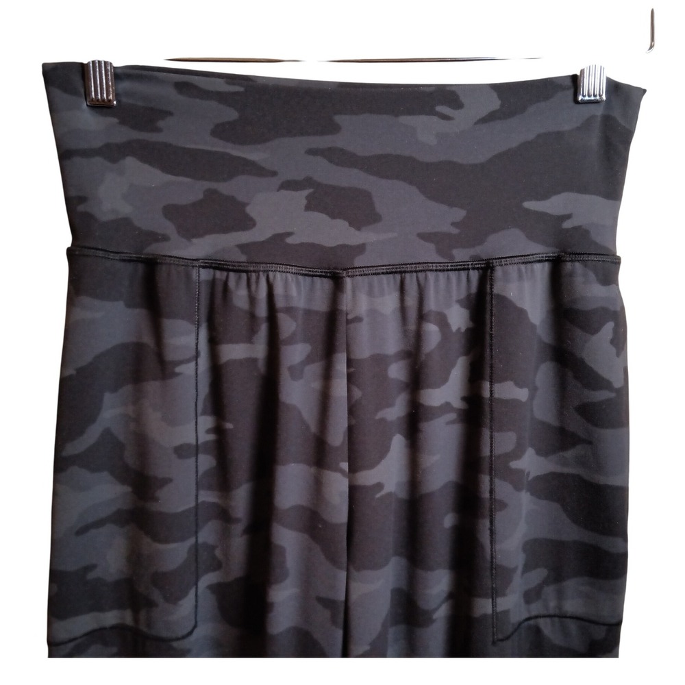 Athleta Salutation Camo Jogger Pants Size S Black Gray Workout Athleisure - Picture 2 of 10